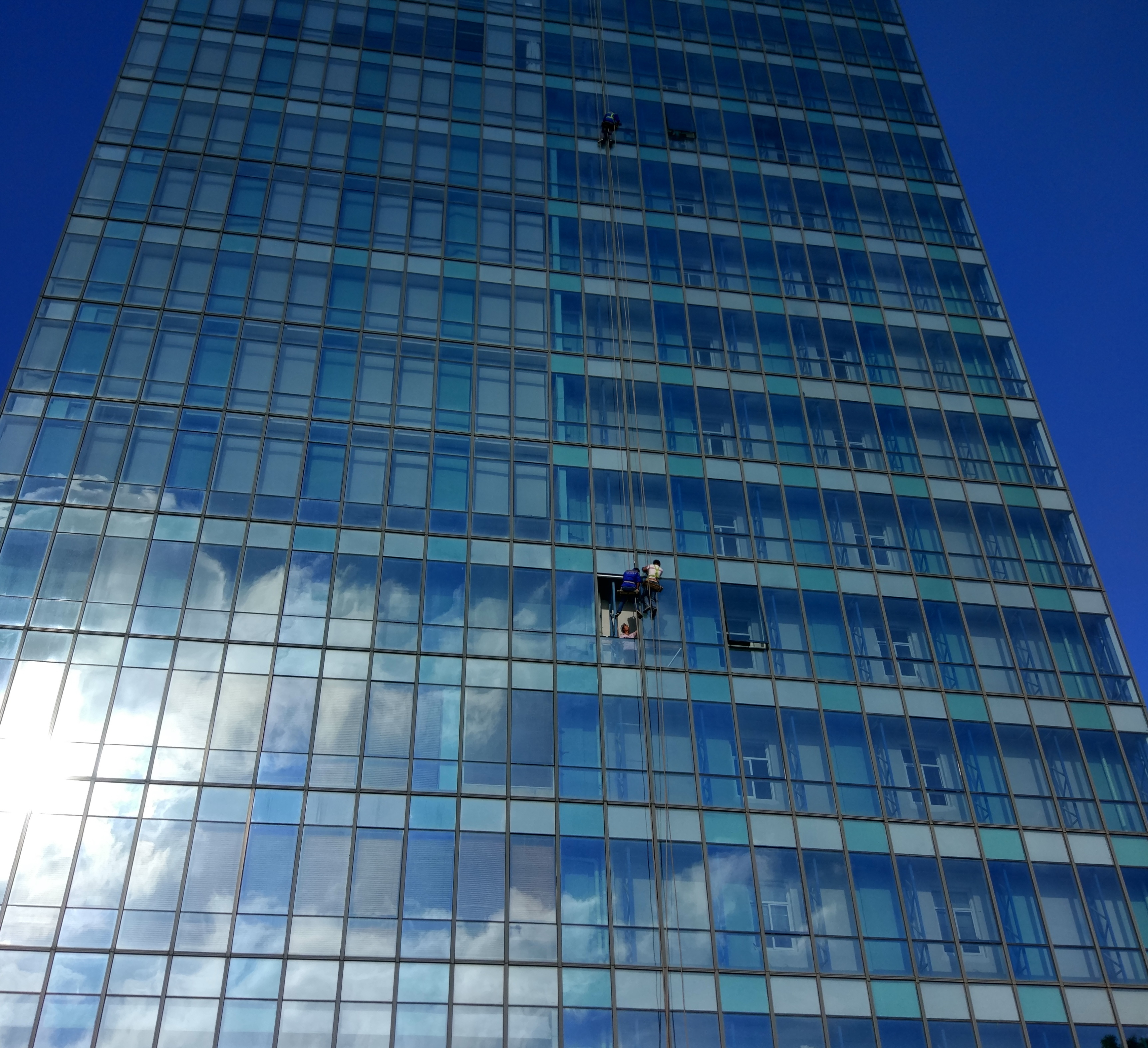 上海金博修建工程请求装置式修建幕墙装置操控体系及办法专利处理异形幕墙“造型精度”与“抗风功能”难以统筹的职业痛点